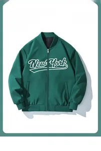 Detail einer dunkelgrünen Baseballjacke mit Rippkragen und weißem New York-Schriftdruck