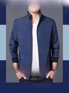 Dettaglio della giacca blu navy da uomo con colletto dritto e polsini a costine neri