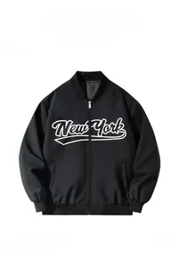 Detailansicht der schwarzen New York College-Jacke mit weißem Vintage-Schriftzug