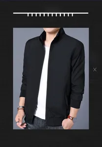 Dettaglio della giacca nera slim fit da uomo con colletto alla coreana e zip frontale