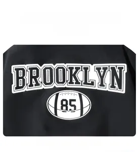 Detailaufnahme des Brooklyn 85-Aufdrucks auf einer schwarzen Baseballjacke für Herren