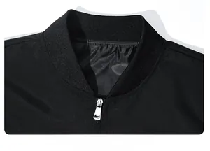 Detail eines schwarzen Rippstrickkragens und silbernen Metallreißverschlusses einer Jacke