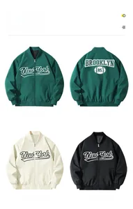 Detailansichten von Vintage-Baseballjacken in Grün, Weiß und Schwarz mit Stickerei