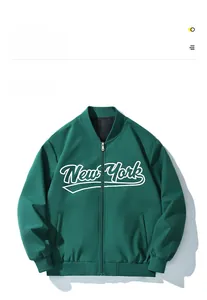 Detail einer flach liegenden dunkelgrünen Bomberjacke mit New York Stickerei