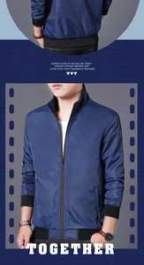 Dettaglio della giacca casual blu navy con cerniera, polsini a costine e collo alto