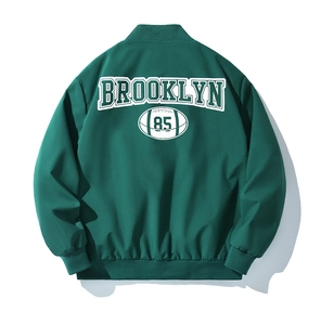 Detailansicht der Rückseite einer grünen Baseballjacke mit weißem Brooklyn 85 Print