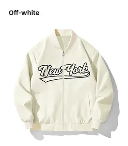 Detail der New York Stickerei auf der beigen Baseballjacke mit geripptem Kragen