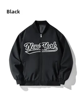 Detail einer schwarzen Bomberjacke mit weißem New York-Schriftzug und Rippbündchen