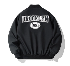 Detail des Brooklyn 85 Aufdrucks auf der Rückseite der schwarzen Bomberjacke mit Rippbund
