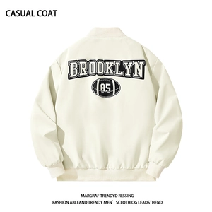 Herren Bomberjacke in Cremeweiß mit Brooklyn 85 Bestickung im amerikanischen Stil