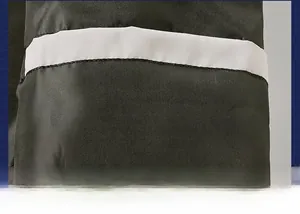 Dettaglio della fodera della giacca nera con cuciture precise e finiture a contrasto