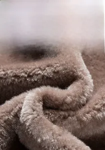 Détail de la doublure en polaire marron chaude pour manteau d'hiver avec isolation