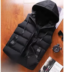 Détail de la veste noire à capuche avec fermeture éclair et texture matelassée imperméable
