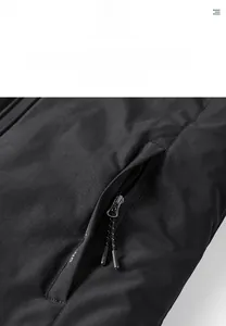 Détail de la veste d'extérieur noire avec des poches zippées fonctionnelles