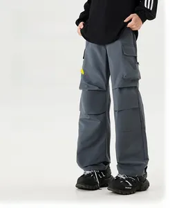 Détail du pantalon cargo résistant à l'eau avec coutures multicouches et grandes poches