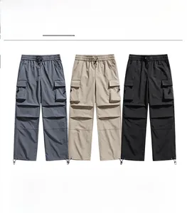Détail du pantalon cargo avec taille à cordon réglable et grandes poches utilitaires