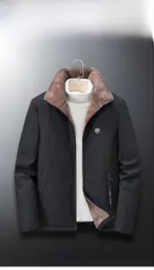Détail d'une veste d'hiver pour homme avec col en fausse fourrure et poches zippées