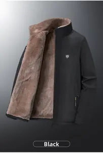 Détail de la veste d'hiver pour homme montrant la doublure polaire et le tissu coupe-vent
