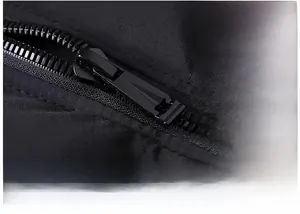 Détail d'une fermeture éclair noire élégante sur un gilet d'hiver chaud pour hommes