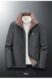Détail d'une veste d'hiver avec col en peau de mouton marron et badge sport