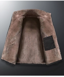Vue détaillée de la doublure en polaire épaisse et de la poche rayée du manteau d'hiver homme