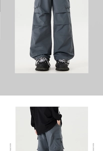 Vue détaillée du pantalon cargo bleu-gris foncé avec poches multiples et texture de tissu ferme