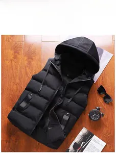 Détail de la veste sans manches noire à capuche avec texture matelassée et poches