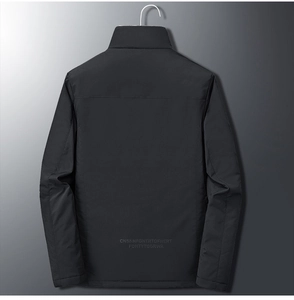 Vue détaillée du dos d'une veste d'hiver pour hommes avec lettrage embossé sur l'ourlet