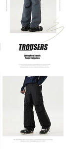 Détail d'un pantalon cargo large avec grandes poches à rabat et texture de tissu lisse