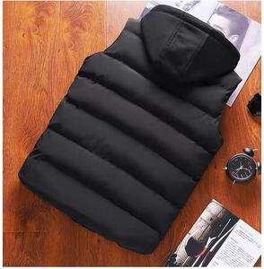 Vue arrière de gilet matelassé noir à capuche avec coutures horizontales et tissu coupe-vent