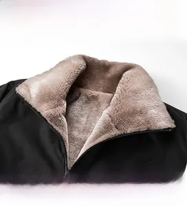 Détail de la veste d'hiver coupe-vent avec doublure en polaire chaude et zip métallique