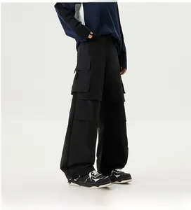Gros plan sur la poche latérale du pantalon cargo noir avec détails streetwear tactiques