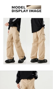 Détail du pantalon cargo kaki avec grandes poches latérales et ourlet à cordon serrage