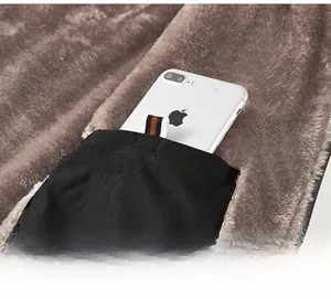 Détail de la poche intérieure cachée sur une veste d'hiver avec doublure en polaire