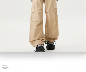 Détail du pantalon cargo kaki avec plis aux genoux et cordon de serrage aux chevilles