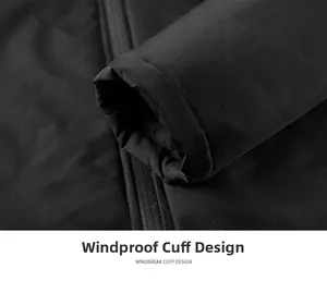 Détail du poignet coupe-vent d'une veste d'hiver noire pour hommes d'âge mûr