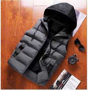 Détail d'un gilet matelassé avec capuche réglable et boucles métalliques décoratives