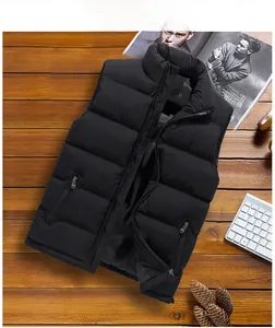 Détail d'un gilet matelassé noir pour homme avec poches zippées sur fond de bois