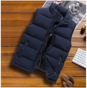 Détail d'un gilet matelassé bleu marine pour homme avec col montant et poches zippées