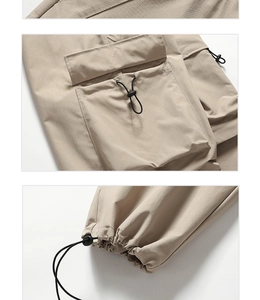 Détail du pantalon cargo en tissu ripstop avec poche à rabat et cordon de serrage