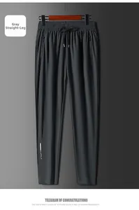 Détail du pantalon droit en soie glacée pour homme avec taille élastique à cordon