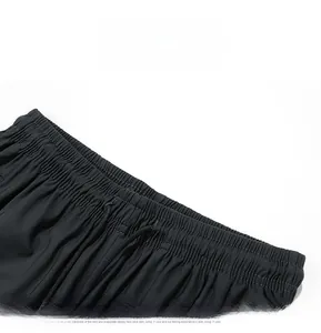Détail de la taille élastique et du cordon de serrage sur le pantalon de sport noir