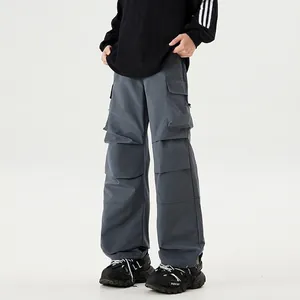 Pantalon cargo gris ample pour homme avec plusieurs poches et design tactique droit