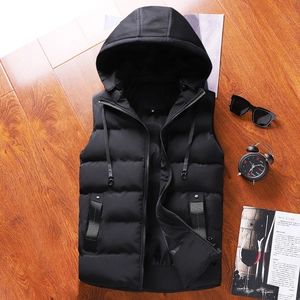 Gilet matelassé noir pour homme avec capuche et fermeture éclair sur parquet en bois
