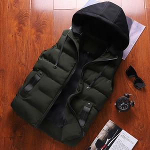 Gilet matelassé vert foncé pour hommes avec capuche contrastée noire et cordons