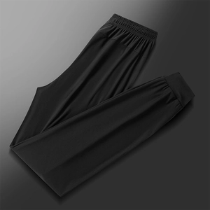 Pantalon de sport noir en soie glacée avec taille élastique et chevilles resserrées