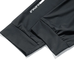 Pantalon de sport noir en soie glacée pour homme avec poignets élastiques et rayures