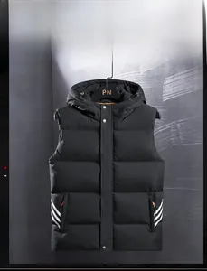 Makroaufnahme einer schwarzen Winterweste mit Kapuze und Streifen-Detail an der Tasche
