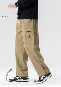Detail der khakifarbenen Cargohose mit großen Seitentaschen und Kordelzug am Knöchel