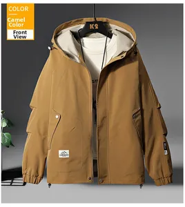 Dettaglio giacca outdoor color cammello con cappuccio regolabile e polsini elasticizzati